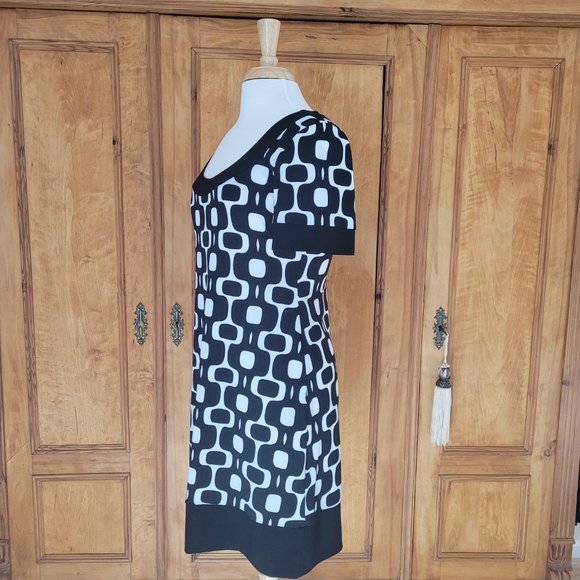 Tiana B Stretchy Scoop Neck Geometric Print Dress. Size PM - Picture 4 of 8